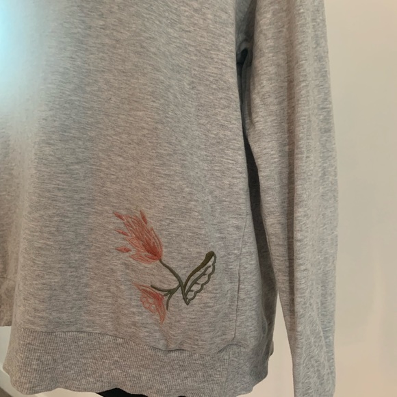 Adorable gray embroidered crewneck - Picture 4 of 5